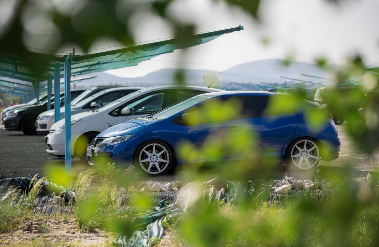 Lupa Tent Budakalasz Luaran gambar